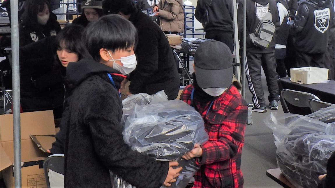 ブラックラムズ東京講座5「みんなで協力してブースの準備をしている様子」