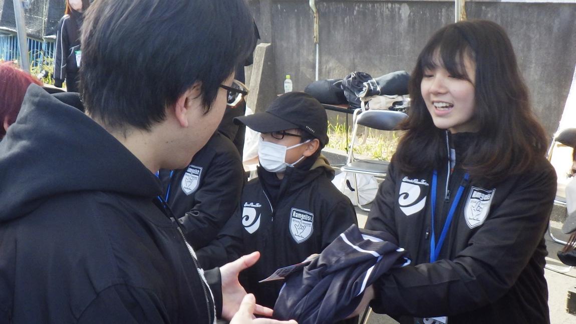 ブラックラムズ東京講座7「笑顔で一生懸命接客をしている様子」