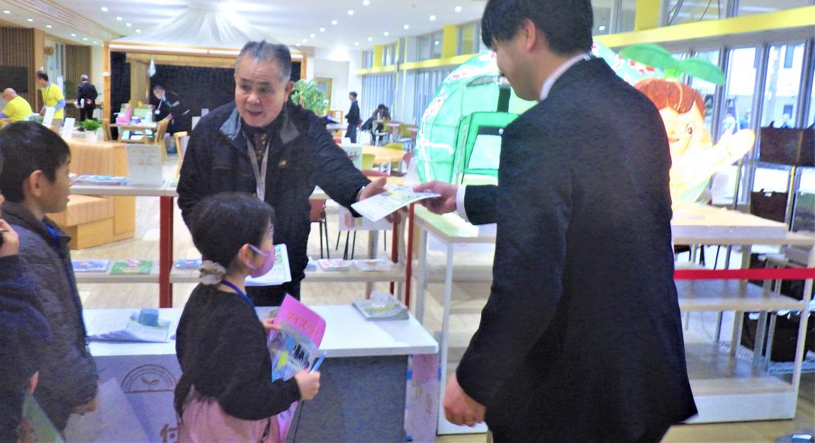 教育総合センターメッセ講座6「受付運営をする時の事前確認をしている様子」