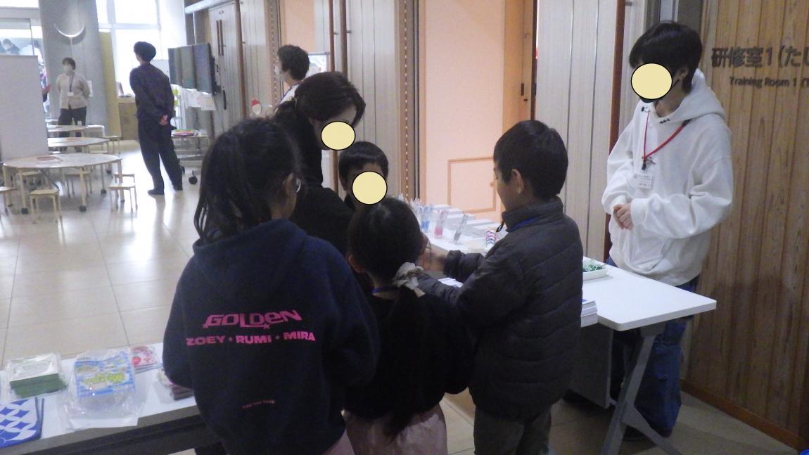 教育総合センターメッセ講座8「クイズラリー参加者に景品を渡している様子」