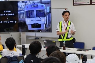 鉄道の安全について学ぶ写真