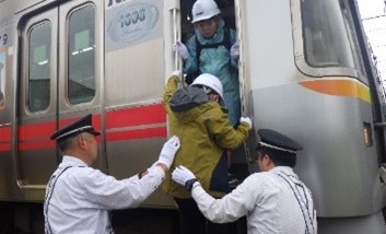 実際に電車に乗り降りする写真
