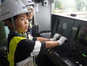 運転席でマスコンを握ってみました写真