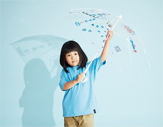 オリジナル傘をさす子どもの写真