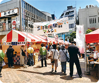 三軒茶屋駅前マルシェの様子の写真