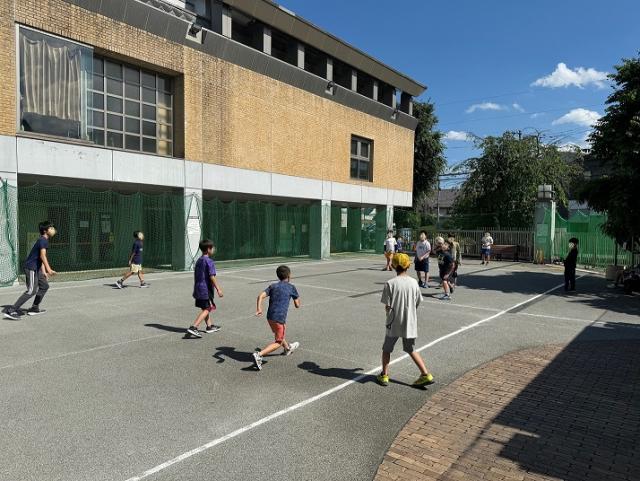 広場で外遊び