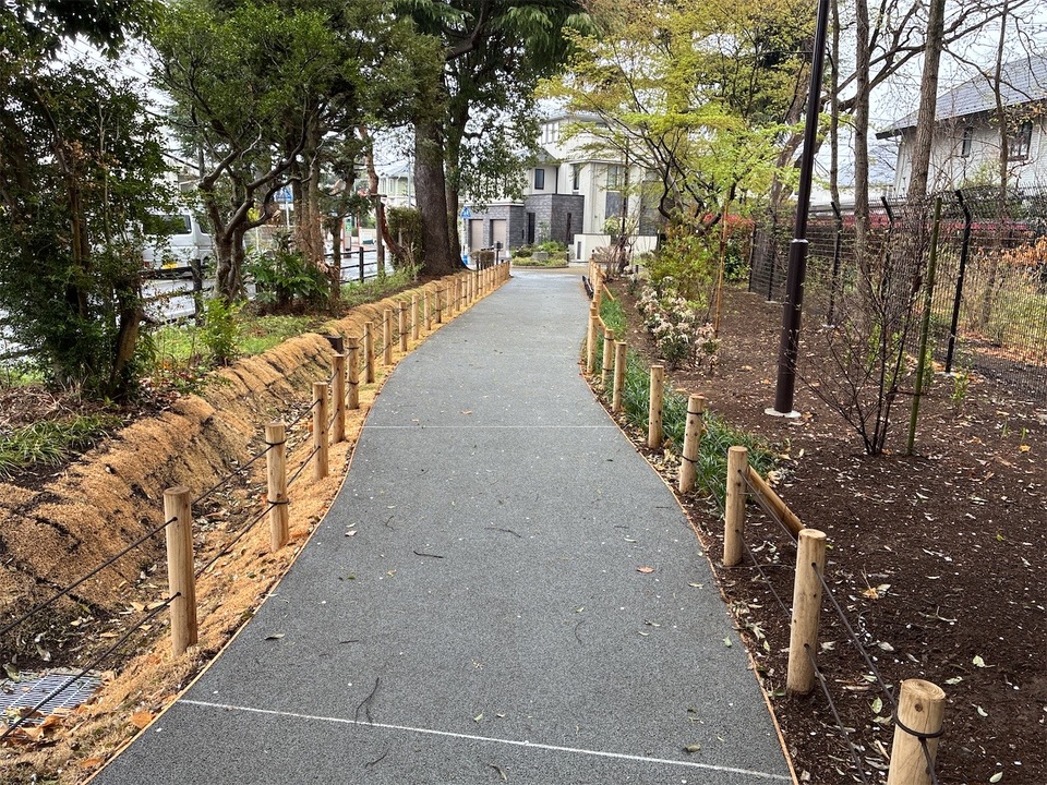 成城みつ池広場
