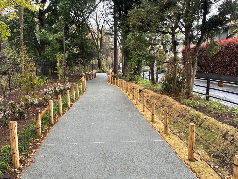 成城みつ池広場