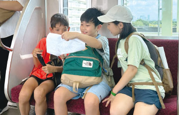 電車で「美味しいもの」を探しに行く子どもたちの写真