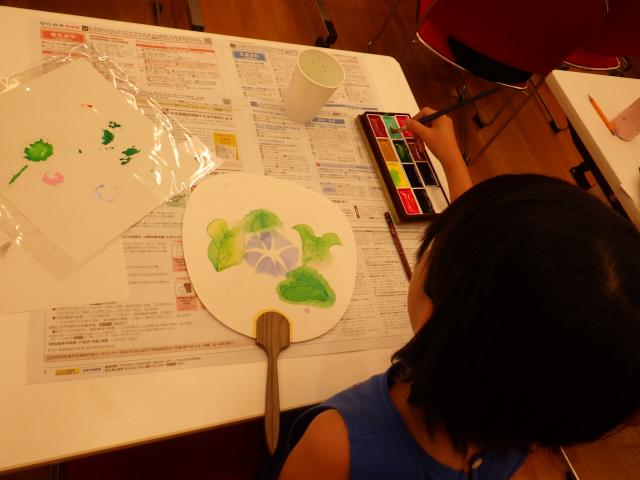 郷土資料館夏休みワークショップ 絵の具を作って、うちわに描こう！！