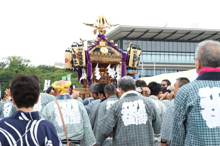 みこしと太鼓の連合行進