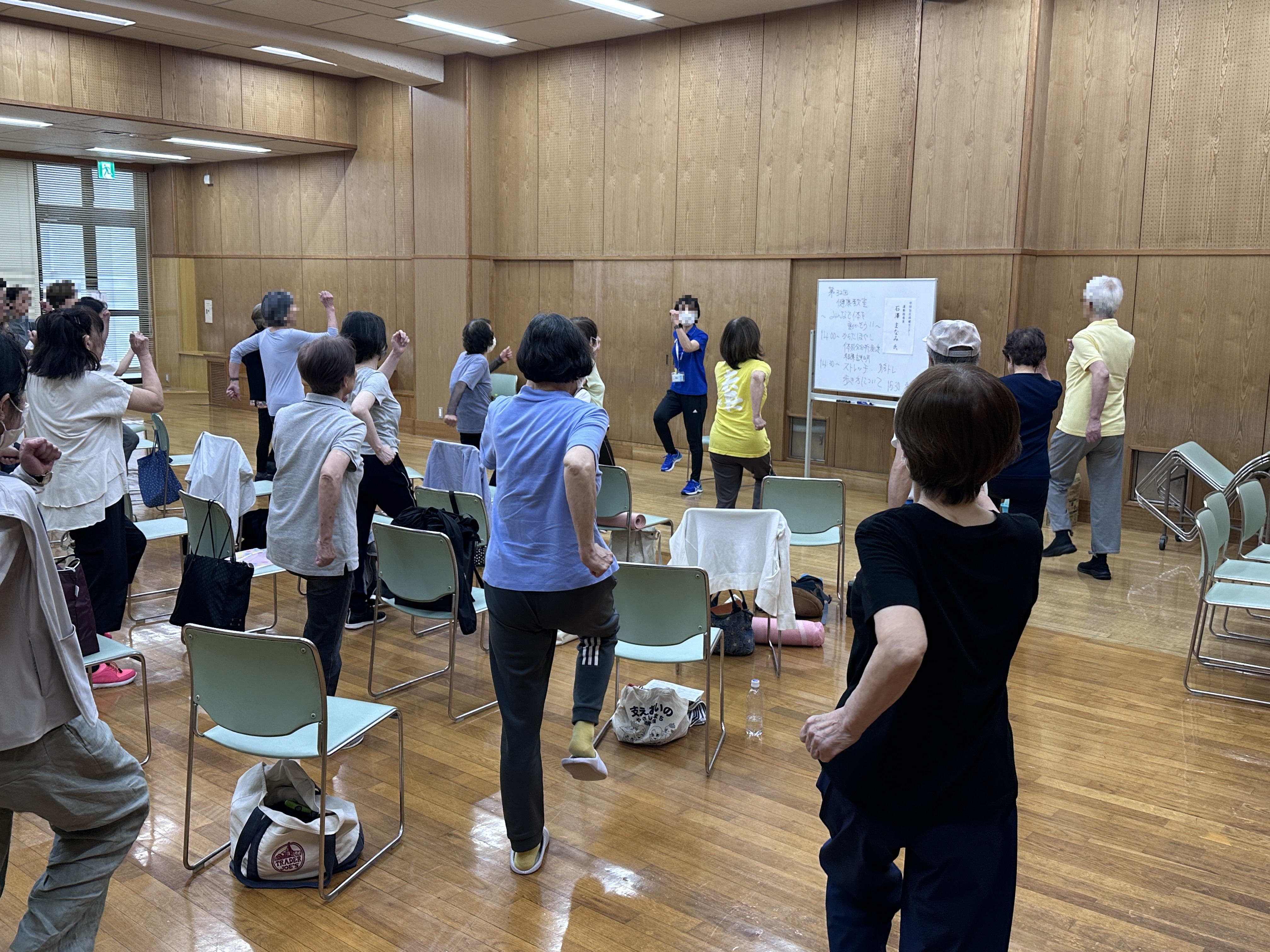 健康教室で運動を楽しむ参加者の皆様