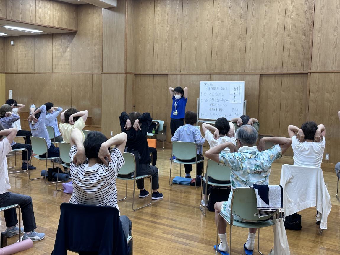 椅子に座ったまま肩回りのストレッチ