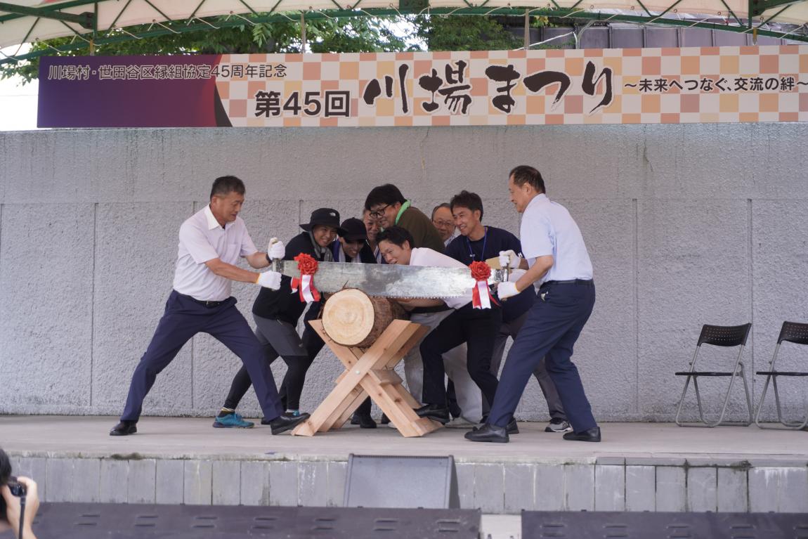 丸太切りを行っている様子