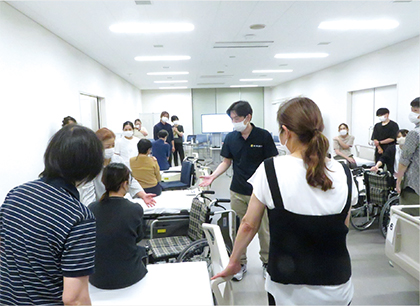 車いすなどを使った実技研修の様子の写真