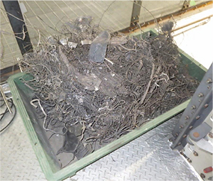 清掃工場の故障の原因となる金属片の写真