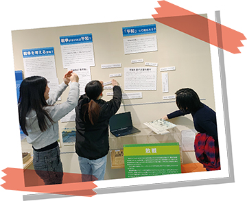 昭和女子大学の学生が展示をリニューアルしている様子の写真