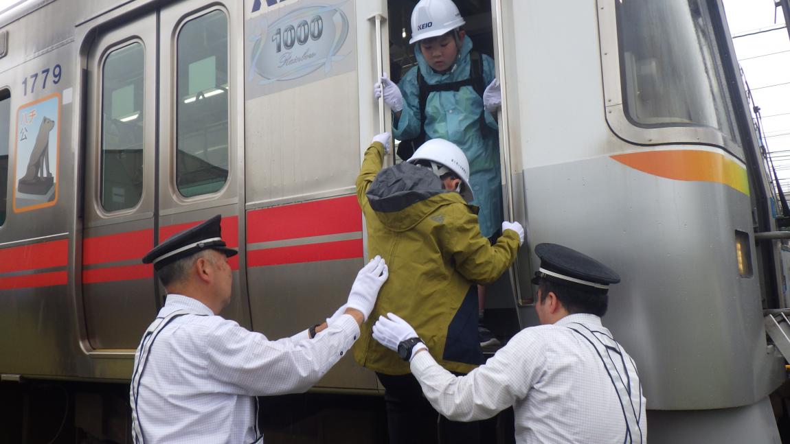 はしごを使って電車に乗り込みます！