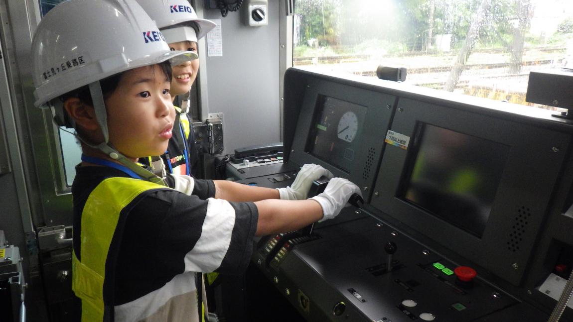 運転席でマスコンを握る体験も