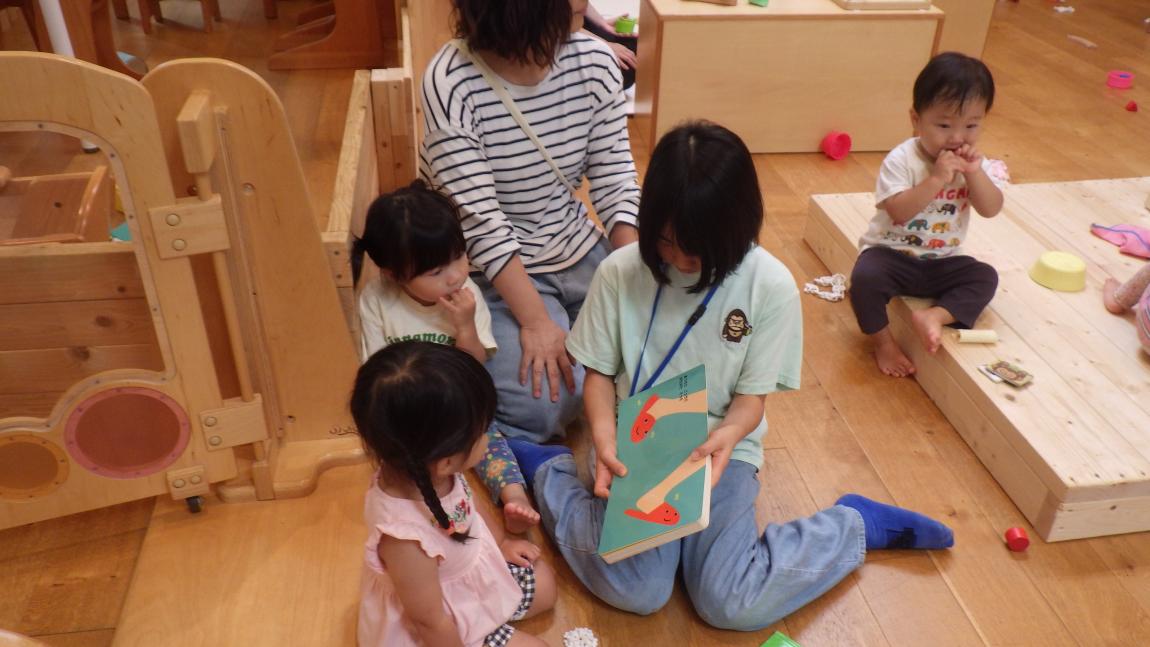 絵本の読み聞かせをしています