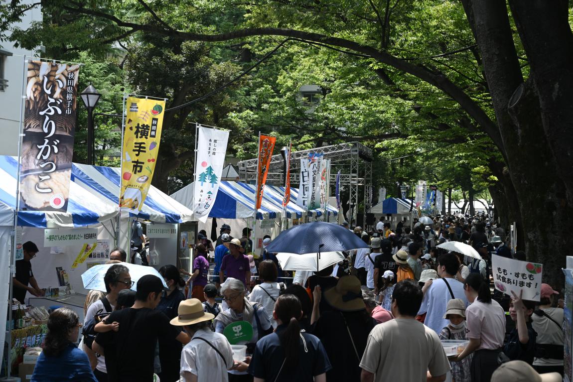来場者でにぎわうふるさと区民まつり物産展の写真