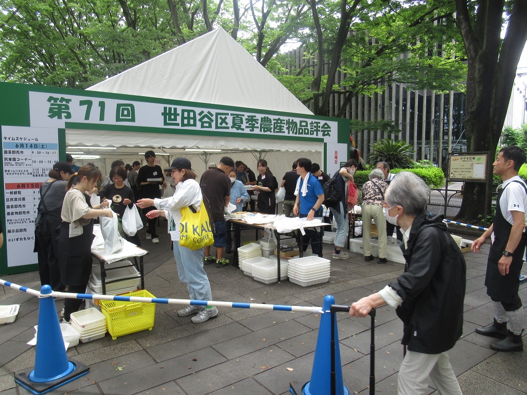 展示品即売の様子