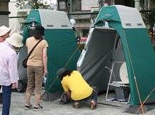 災害用マンホールトイレ使用時の写真