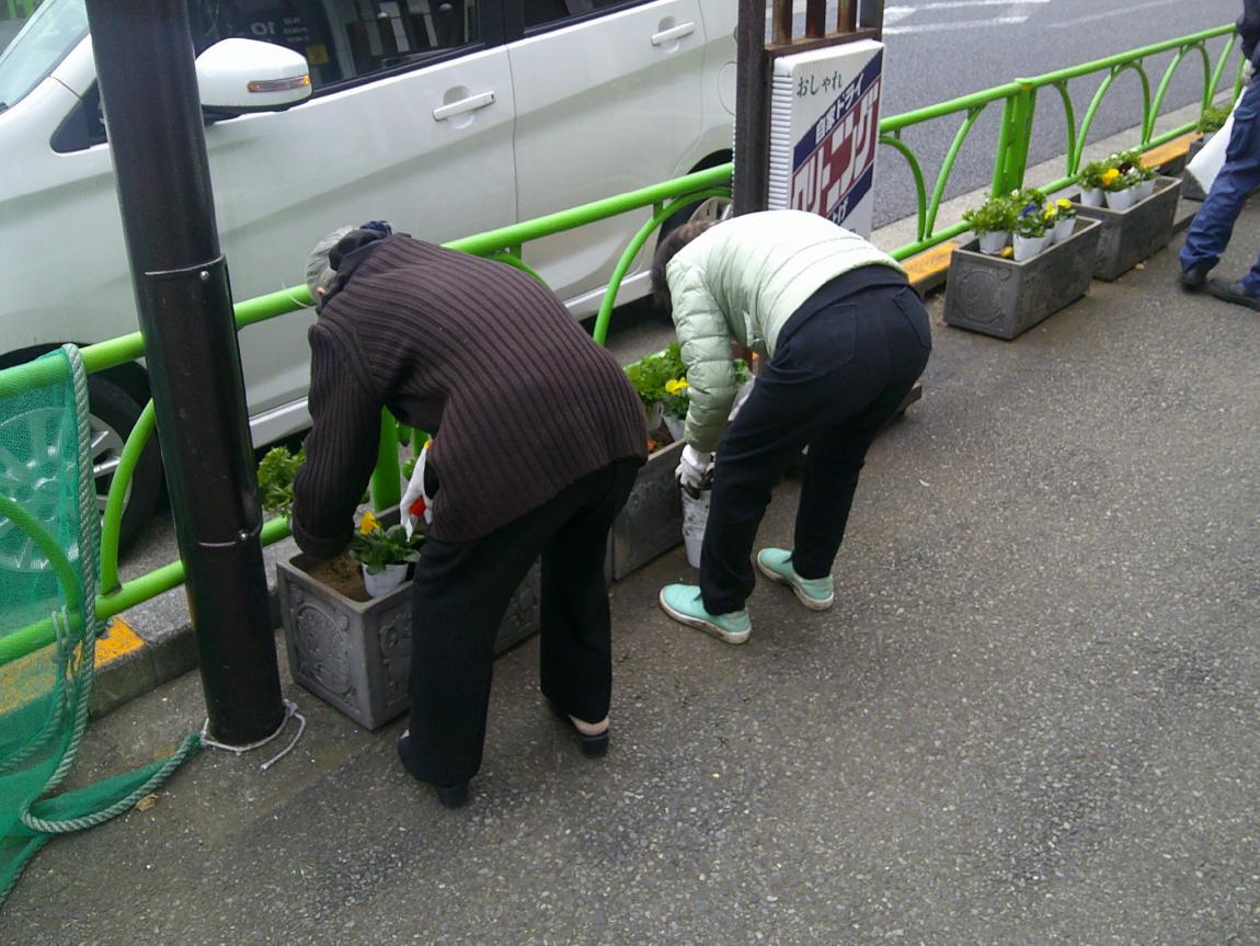 尾山台駅北側の植え替えの様子
