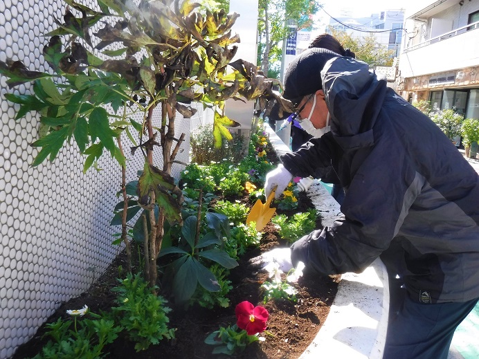 お花を植える様子（二子玉川小学校）