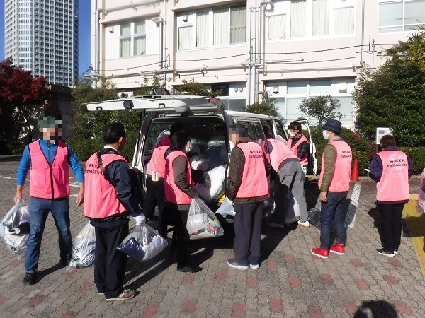 運ばれてきた古着をトラックに積み込む様子