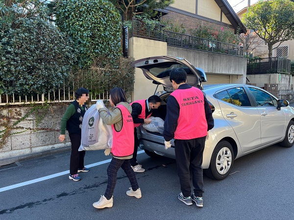 住民が持ってきた古着を受け取る様子