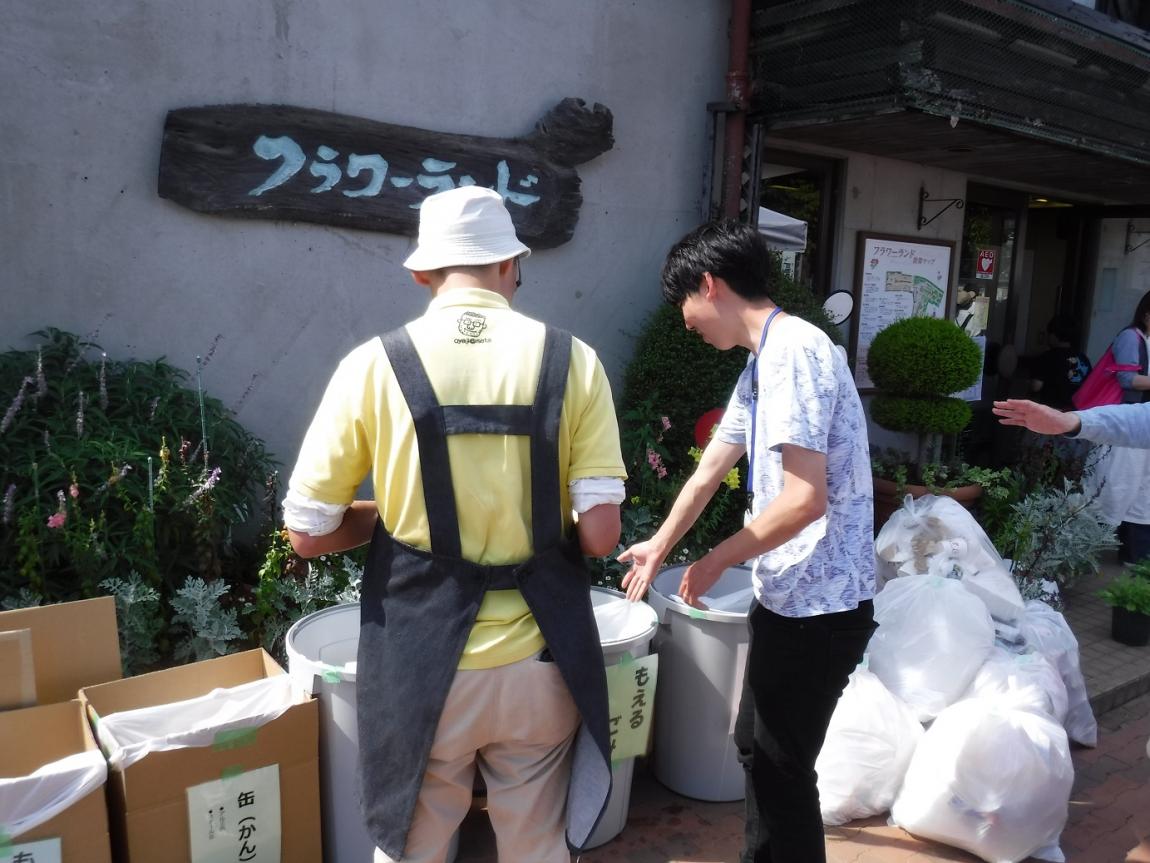 ごみの分別指導を行う様子