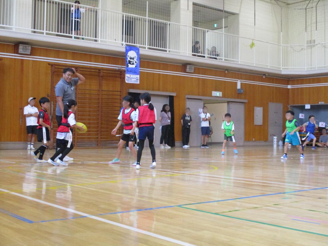 タグラグビーを楽しむ子供たち