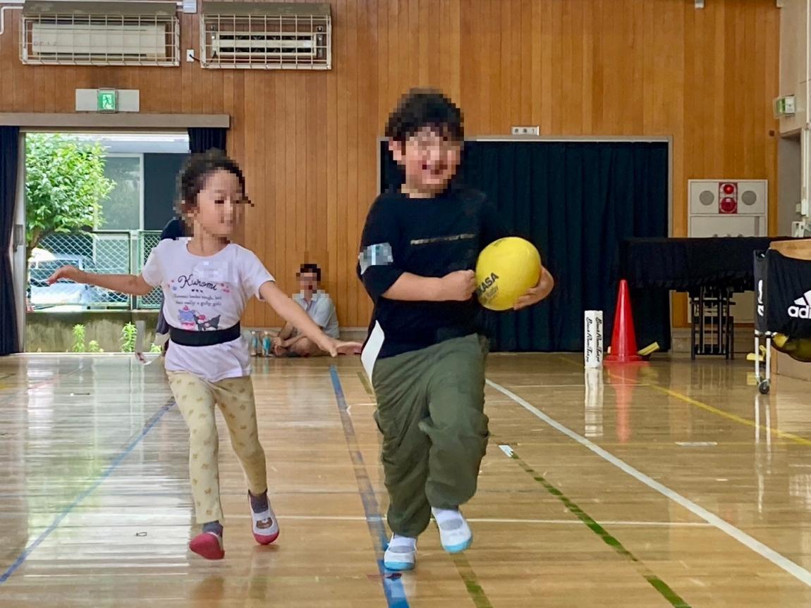 タグ取りに夢中の子どもたち