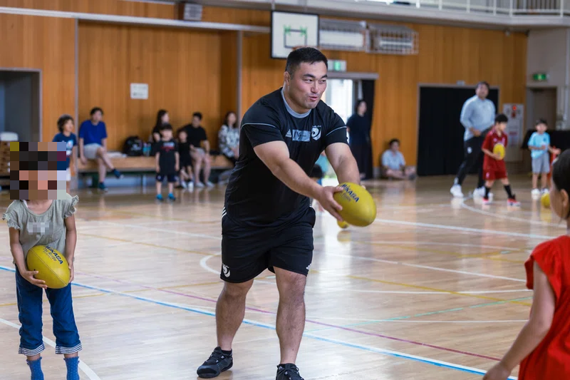 ブラックラムズの現役選手に教わる子どもたち