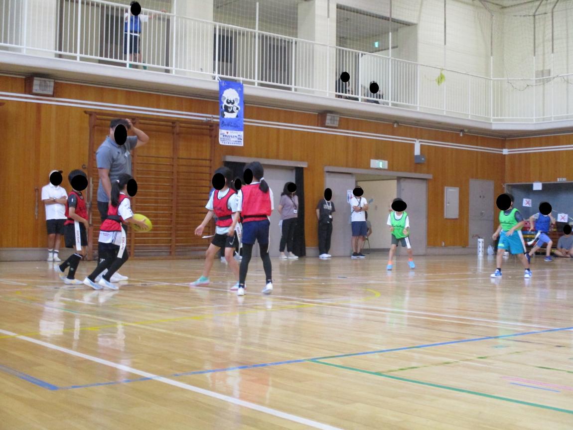 タグラグビーを楽しむ子どもたち
