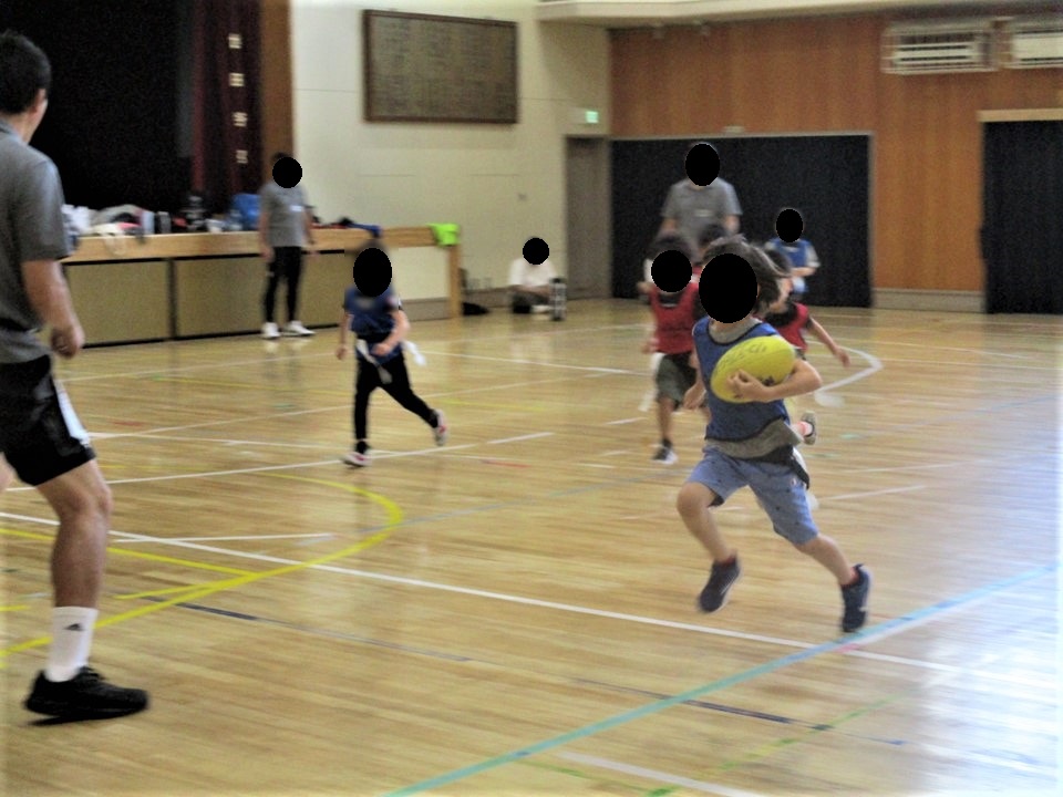 ボールを持って走る子どもたち