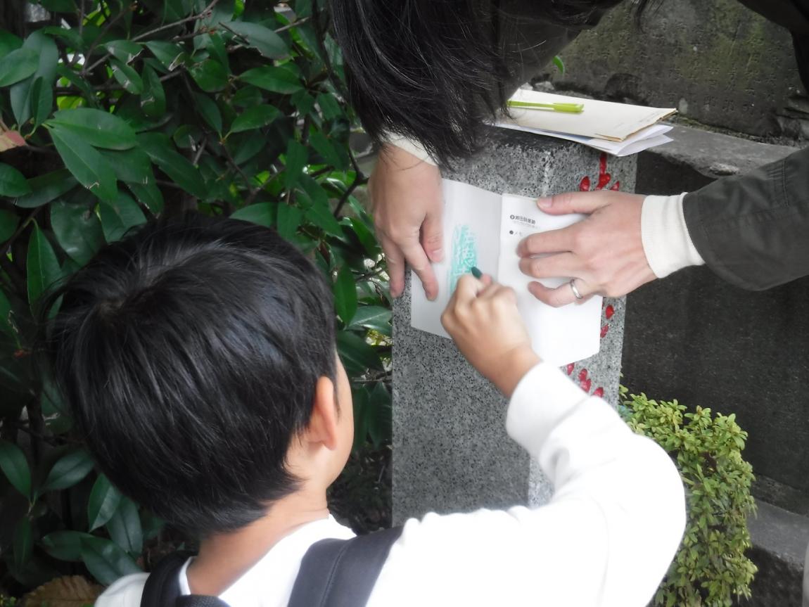 拓本取りに夢中の子ども