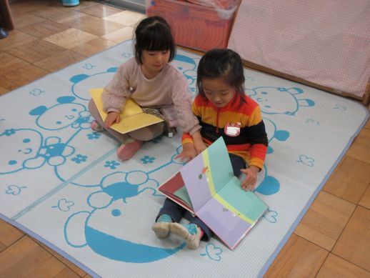 絵本を読む子どもたち