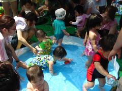 乳幼児のプログラム「水遊び」で水遊びをする赤ちゃんたち