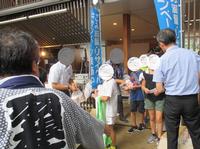 羽根木神社のお祭りの来場者に世田谷ロールを配布する様子