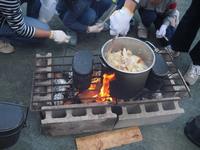 薪で火を焚いてご飯を炊き、カレーを作っているところ