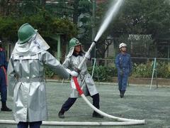 松原地区防災訓練での消火活動訓練の写真2