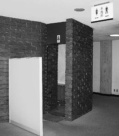 写真3：狭いトイレの入口の写真