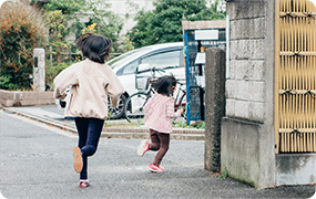 元気よく走り回る里子と、追いかけるお姉ちゃん
