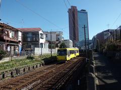 キャロットタワーをバックに走る世田谷線の写真